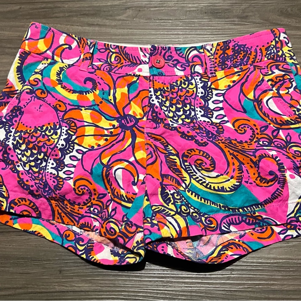 Lilly Pulitzer Vibrant Pink Patterned Women's Shorts - Picture 1 of 2